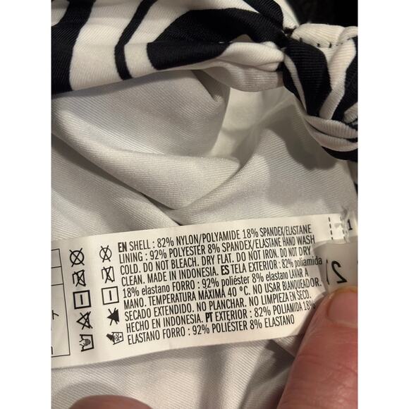 Forever 21 bathing suit 1 piece black and white swirls with cut out
size small - Picture 3 of 4